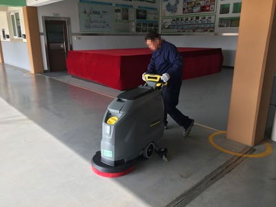 電動洗地機(jī)行業(yè)專家教你選刷盤 洗掃一體機(jī)